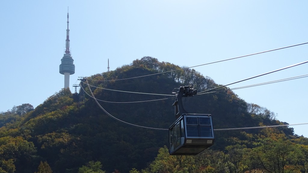 Mit der Gondelbahn gehts hinauf zum Fernsehturm